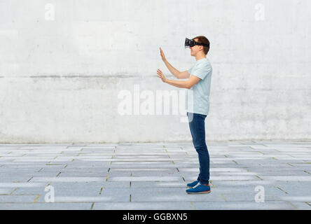 Uomo felice in realtà virtuale della cuffia o degli occhiali 3D Foto Stock