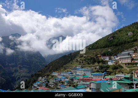 Ampia vista del villaggio Sherpa di Namche in Himalaya Foto Stock