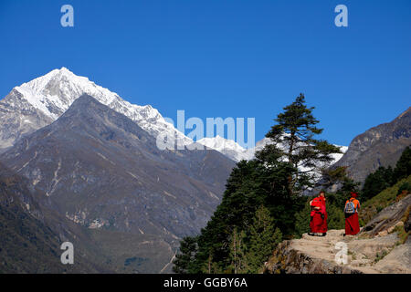 Vista dei Monaci Tibetani camminare a Thame - vicino a Namche Foto Stock