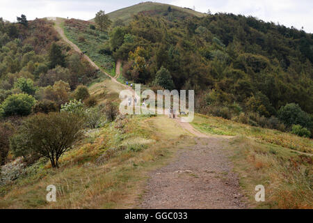 Un inglese un paesaggio rurale nella Malvern Hills in Worcestershire con walkers sul sentiero Foto Stock