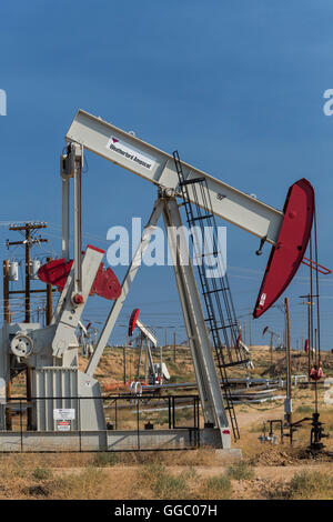 Bakersfield, California - i pozzi petroliferi nel grande fiume Kern Campo dell'olio. Foto Stock