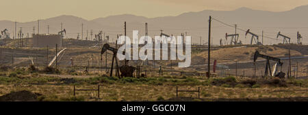 Bakersfield, California - i pozzi petroliferi nel grande fiume Kern Campo dell'olio. Foto Stock