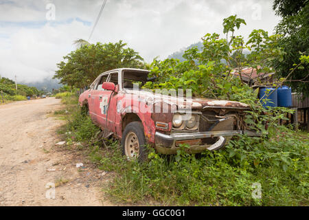 Auto abbandonate sul lato della strada in un remoto villaggio a Sabah, Malesia borneo Foto Stock