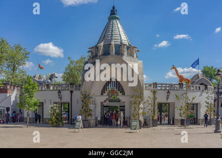 All'interno dell'entrata principale del giardino zoologico di Budapest. Foto Stock