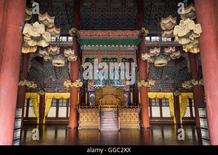 All'interno del Injeongjeon (Trono Hall) presso il Palazzo di Changdeokgung a Seul, in Corea del Sud. Foto Stock