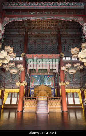 All'interno del Injeongjeon (Trono Hall) presso il Palazzo di Changdeokgung a Seul, in Corea del Sud. Foto Stock