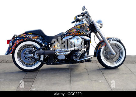 Un altamente personalizzato Harley Davidson Moto parcheggiate su Dublin street, mostrato come un taglio parziale-out Foto Stock