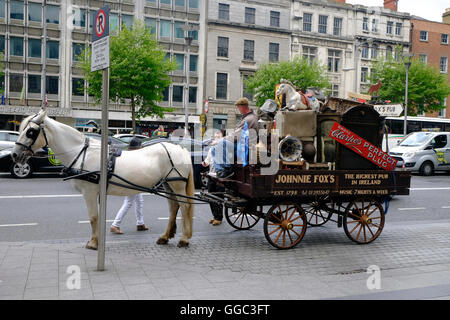 Un display promozionali su un cavallo e un carrello per Johnny Fox Pub nelle montagne di Dublino. Foto Stock