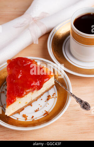 Cheesecake con goiabada brasiliano marmellata di guava su oro bianco piastra vintage con il caffè. Messa a fuoco selettiva Foto Stock