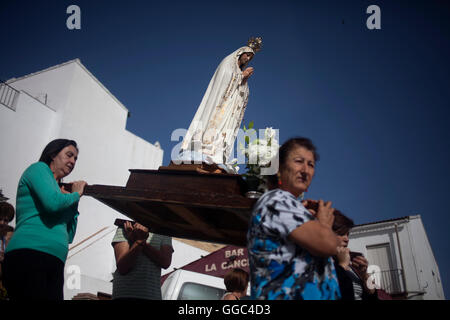 Le donne portano un immagine di Nostra Signora di Fatima viene visualizzato durante una celebrazione religiosa in El Gastor, Sierra de Cadiz, Spagna Foto Stock