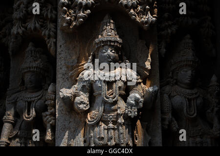 Demolito - Ogni scultura nelle pareti del tempio Hoysaleswara è unica e splendidamente scolpito. Halebidu India Foto Stock