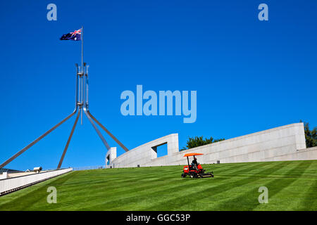 La falciatura dell'erba sul tetto della Casa del Parlamento a Canberra, della capitale nazionale dell'Australia Foto Stock