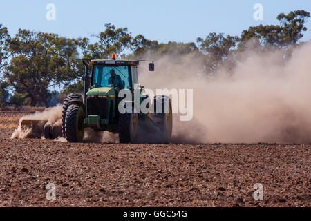 Il trattore si solleva la polvere in colpite dalla siccità campo Foto Stock