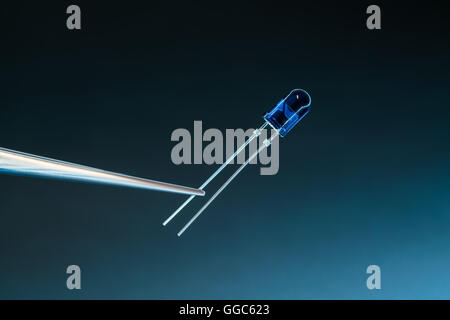 Diodo led su sfondo blu Foto Stock