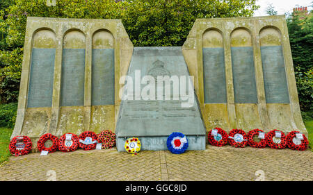 Woodhall Spa, Lincolnshire, Regno Unito - Dam Busters Memorial - live sagomato il DAMS - con un numero di corone di fiori a sinistra nella dedizione Foto Stock