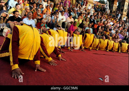 Rishi Kumars letteralmente 'piccoli veggenti dei ragazzi da emarginati gli sfondi sono dati dai genitori per Parmath Niketan ashram Foto Stock