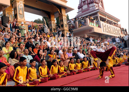 Rishi Kumars letteralmente 'piccoli veggenti dei ragazzi da emarginati gli sfondi sono dati dai genitori per Parmath Niketan ashram Foto Stock