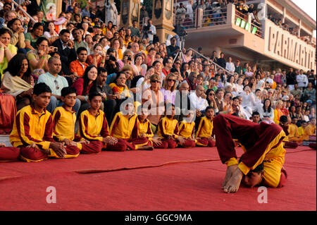 Rishi Kumars letteralmente 'piccoli veggenti dei ragazzi da emarginati gli sfondi sono dati dai genitori per Parmath Niketan ashram Foto Stock