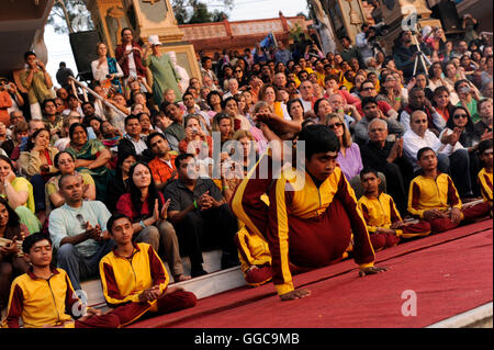 Rishi Kumars letteralmente 'piccoli veggenti dei ragazzi da emarginati gli sfondi sono dati dai genitori per Parmath Niketan ashram Foto Stock