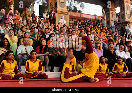 Rishi Kumars letteralmente 'piccoli veggenti dei ragazzi da emarginati gli sfondi sono dati dai genitori per Parmath Niketan ashram Foto Stock