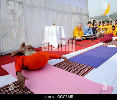 Swami Yoganandaji un 99yr old yogi dimostra alcuni estrema asana o posture yoga che avrebbe messo molti giovani maestri di vergogna. Nato nel 1909 in un villaggio nel Madhya Pradesh SY ha iniziato la sua carriera di yoga a 17. Egli ha messo in pratica Sukshama Vyayam yoga fin dal 1948 gli attributi e la sua continua in buona salute per l'efficacia di questa pratica. SV yoga è un antico e oscuro regime che combina sottile yogic-warm-up con delicata stretching, la respirazione e il rilassamento. Aiuto di Yoga evento per raccogliere fondi per beneficenza. Giorno 4 dell'Ottava annuale internazionale Foto Stock