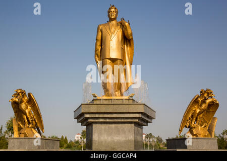 Geografia / viaggi, Turkmenistan, Aşgabat, indipendenza monumento, statua del Presidente Saparmurat Niyazov Additional-Rights-Clearance-Info-Not-Available Foto Stock