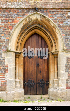 Uno degli ingressi alla Chiesa di San Michele in Tilehurst, lettura. Foto Stock