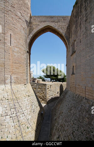 Il castello di Bellver esterno su una soleggiata giornata estiva il 9 giugno 2016 a Palma di Maiorca, isole Baleari, Spagna. Foto Stock