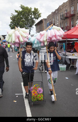 Fiera di strada in 'Piccolo Bangladesh " comunità su Mc Donald Avenue nel quartiere Kensington di Brooklyn, New York. Foto Stock