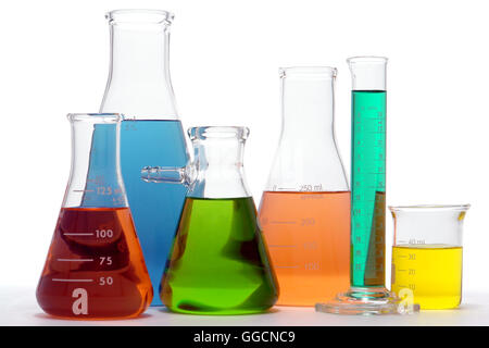 Laboratorio assortiti conico in vetro matracci di Erlenmeyer con laurea scientifica e cilindro bicchiere riempito con liquidi a colori Foto Stock