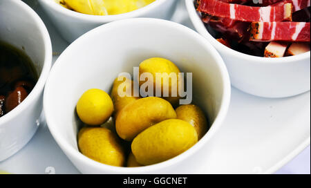 Prague Charles Square giorno cibo italiano Olive giallo ciotola bianco Foto Stock