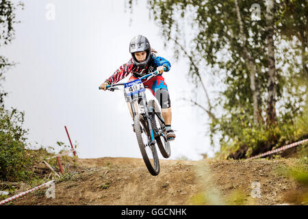 Salta le ragazze di montagna atleta extreme bike durante il campionato nazionale in discesa Foto Stock