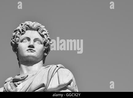 Antica statua in marmo di Dioskouri alla sommità della monumentale balaustra in Campidoglio, Roma (B/W) Foto Stock