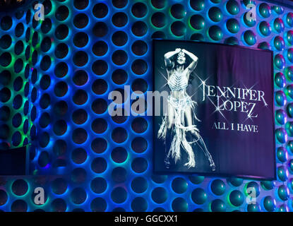 Jennifer Lopez mostra poster a Planet Hollywood Resort di Las Vegas. Foto Stock