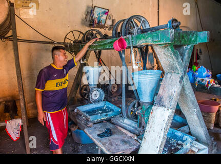 Uomo di Salvadoran lavorare ad una tortilla di mais in fabbrica Suchitoto El Salvador Foto Stock