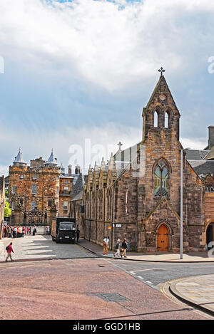 Edinburgh, Regno Unito - 11 Maggio 2011: Queens Galleria e Palazzo di Holyroodhouse a Royal Mile di Edimburgo in Scozia. Edimburgo è la capitale della Scozia nel Regno Unito. Foto Stock