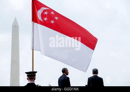 Il Presidente degli Stati Uniti Barack Obama ascolta il commento di primo ministro di Singapore Lee Hsien Loong durante lo stato cerimonia di arrivo sul prato Sud della Casa Bianca il 2 agosto 2016 a Washington, DC. Foto Stock
