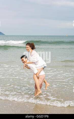 Danang, Vietnam - Febbraio 20, 2016: Coppia giovane in posa sulla spiaggia di Cina a Danang in Vietnam Foto Stock