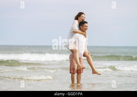 Danang, Vietnam - Febbraio 20, 2016: Coppia giovane in posa di China Beach a Danang in Vietnam Foto Stock