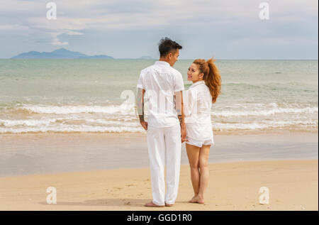 Danang, Vietnam - Febbraio 20, 2016: Coppia giovane guardando ogni altra al China Beach a Danang in Vietnam Foto Stock