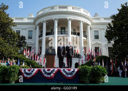 Il Presidente degli Stati Uniti Barack Obama e il Primo ministro di Singapore Lee Hsien Loong ascoltare inni nazionali durante lo stato cerimonia di arrivo sul prato Sud della Casa Bianca il 2 agosto 2016 a Washington, DC. Foto Stock