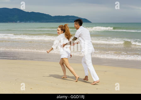 Danang, Vietnam - Febbraio 20, 2016: Coppia giovane gioca con l'altra al China Beach a Danang in Vietnam Foto Stock