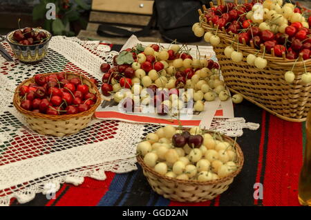 Festa della ciliegia di frutta in Kyustendil, presentment fuori la loro produzione di frutta cruda, Bulgaria Foto Stock