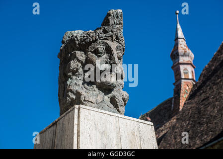 Vlad l'Impalatore (Vlad Dracula) busto di fronte alla chiesa del monastero domenicano nel centro storico di Sighisoara, Romania Foto Stock