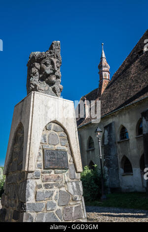 Vlad l'Impalatore (Vlad Dracula) busto di fronte alla chiesa del monastero domenicano nel centro storico di Sighisoara, Romania Foto Stock