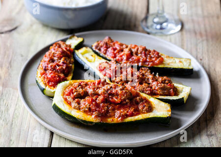 Zucchine farcite con carne di agnello speziata Foto Stock