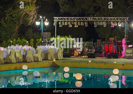 Corfù, Grecia - Luglio 10, 2011: aria Aperto Ristorante dell' Hotel in attesa per gli ospiti Foto Stock