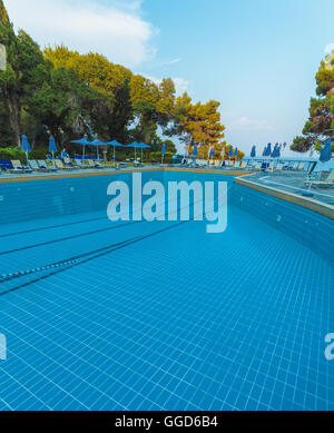 Corfù, Grecia - Luglio 12, 2011: Vuoto piscina dell'hotel dopo aver effettuato la pulizia Foto Stock