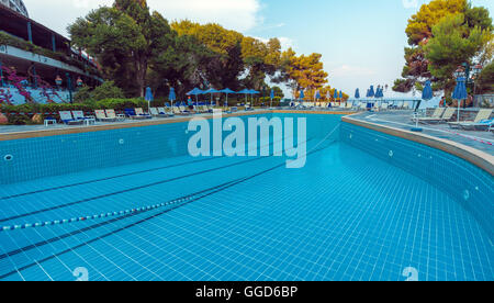 Corfù, Grecia - Luglio 12, 2011: Vuoto piscina dell'hotel dopo aver effettuato la pulizia Foto Stock