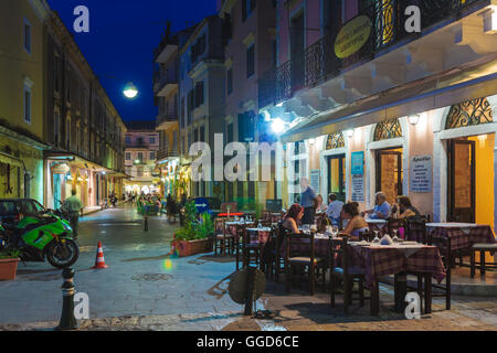 Corfù, Grecia - Luglio 12, 2011: persone native turistico e camminare per le strade della città vecchia di notte Foto Stock